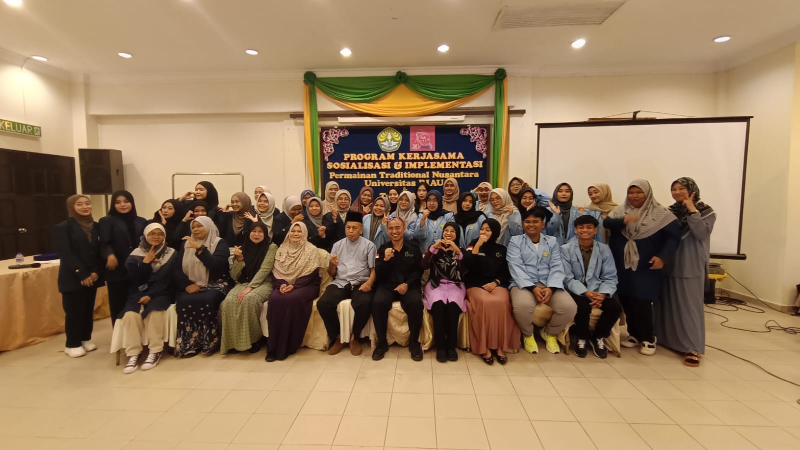 UPLP FKIP Universitas Riau Kenalkan Almamater dan Budaya di Malaysia