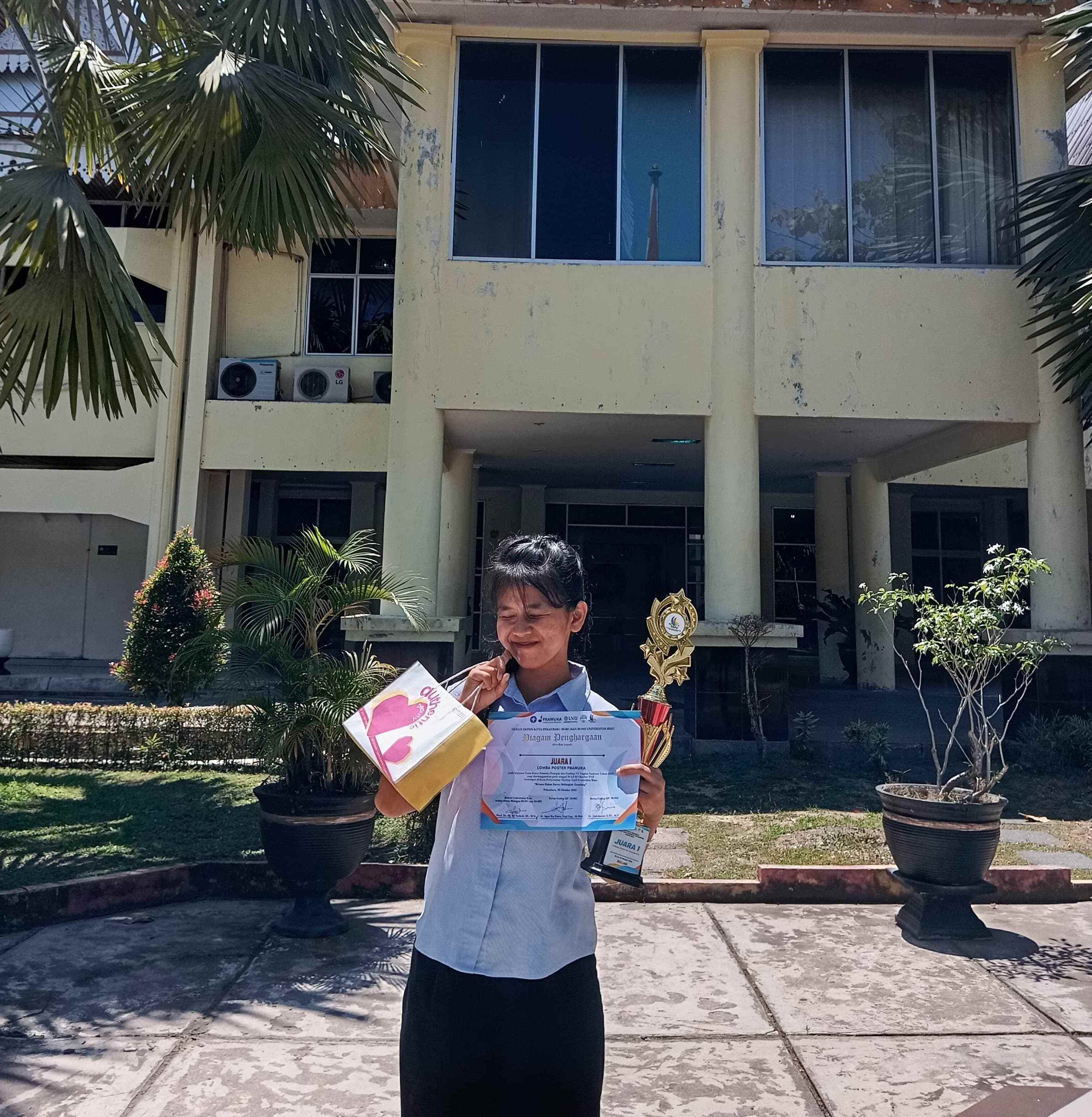 Arunita Simanjuntak (Mahasiswa PGSD) raih Juara 1 dalam Lomba Poster pada kegiatan TKP3 VI Tingkat Nasional Tahun 2025 yang diselenggarakan oleh Pramuka UNRI