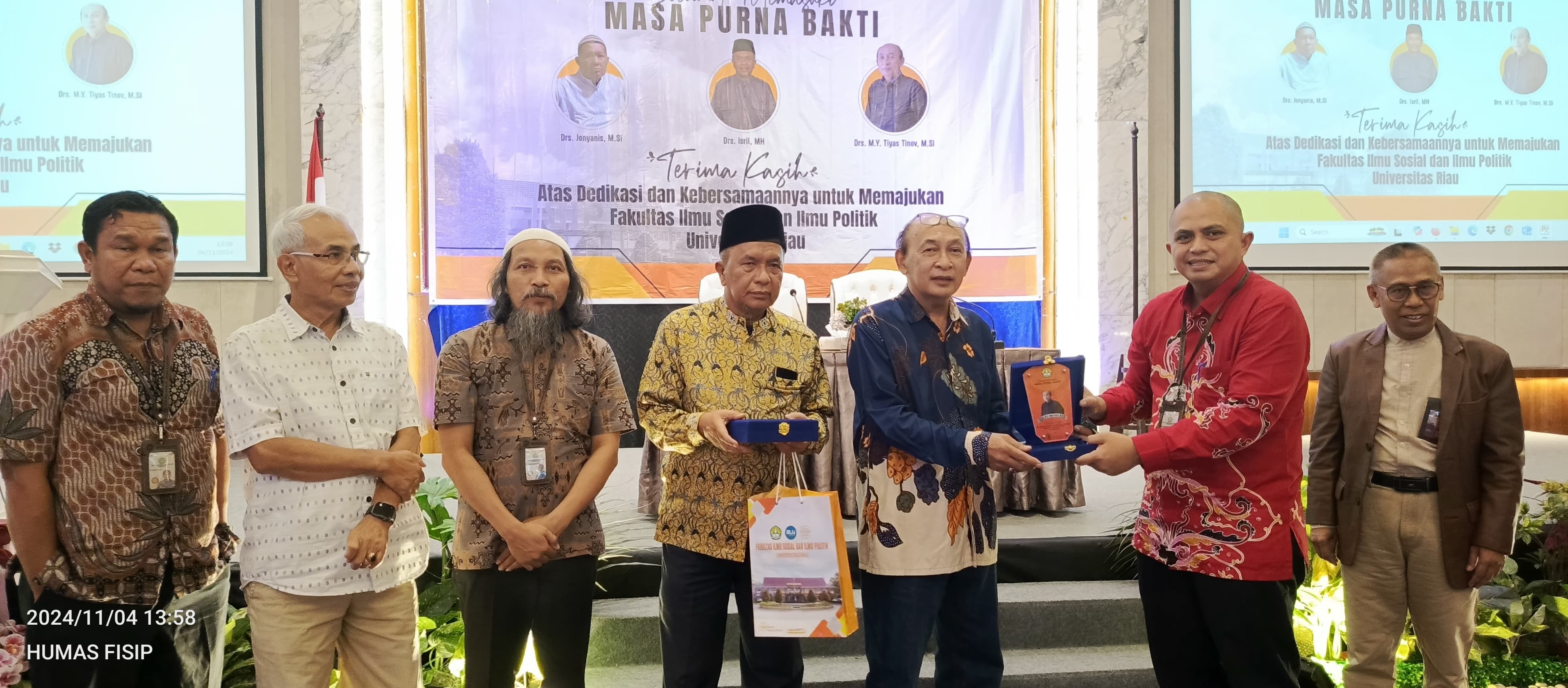 Pelepasan Purna Bakti Tiga Dosen Senior FISIP Universitas Riau: Drs. Jon Yanis, M.Si., Drs. Isril, M.H., dan Drs. M.Y. Tyas Tinov, M.Si